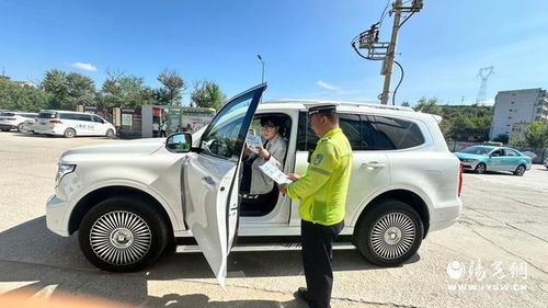 旅游旺季 府谷公安交警城區(qū)中隊(duì)走進(jìn)隨車游汽車租賃公司開展交通安全檢查與宣教工作